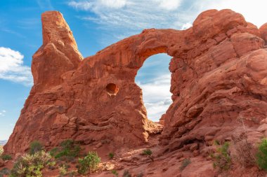 Utah 'taki Arches Ulusal Parkı' nda Güney ve Kuzey Pencere Kemeri 'ne yürüyüş yapan turistler. Moab, ABD 'deki Manzaralı Çöl Manzarası