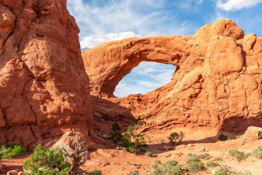 Utah 'taki Arches Ulusal Parkı' nda Güney Pencere Kemeri. Moab, ABD 'deki Manzaralı Çöl Manzarası