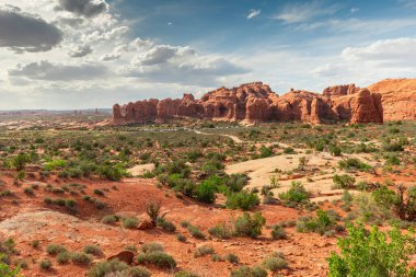 The Windows Section Trail 'de Doble Arch ile Utah, ABD' deki Arches Ulusal Parkı 'nda Çöl Manzarası. 