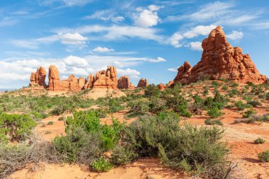 ABD 'nin Utah eyaletindeki Arches Ulusal Parkı' ndaki Kum Taşı oluşumlarının görkemli görüntüsü. 