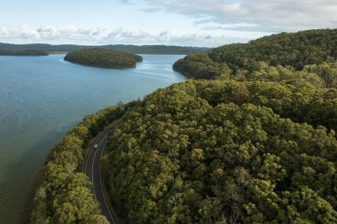The Lakes Way ve manzaralı Smiths Gölü 'nün havadan görünüşü Tarbuck Bay, NSW, Avustralya.