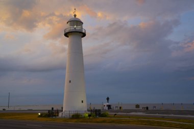 Biloxi Deniz Feneri, 26 Haziran 2022 'de Biloxi, Mississippi' deki Beach Boulevard 'da sergilenmektedir. Biloxi Deniz Feneri 1848 yılında inşa edildi ve bir kent simgesi olarak hizmet vermektedir. (ABD Hava Kuvvetleri fotoğrafı: Havacı 1.Sınıf Trenten Walters)
