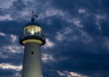 Biloxi Deniz Feneri, 26 Haziran 2022 'de Biloxi, Mississippi' deki Beach Boulevard 'da sergilenmektedir. Biloxi Deniz Feneri 1848 yılında inşa edildi ve bir kent simgesi olarak hizmet vermektedir. (ABD Hava Kuvvetleri fotoğrafı: Kıdemli Havacı Kimberly L. Mueller)