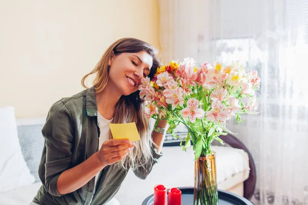 Glad Ung Kvinna Håller Kort Kvar Pojkvän Bukett Doftande Blommor — Stockfoto