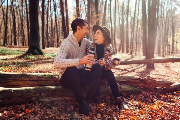 Портрет Молодой Любящей Пары Пьющей Чай Термоса Отдыхающей Осеннем Лесу — стоковое фото