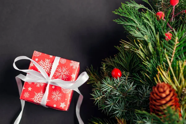 Vista Superior Caixa Presente Natal Ano Novo Envolta Papel Vermelho — Fotografia de Stock