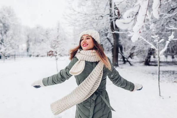 Mujer Joven Feliz Girando Parque Invierno Nevado Con Ropa Punto — Foto de Stock