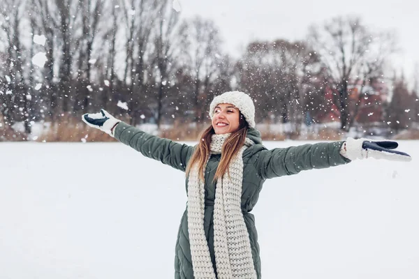 Šťastná Mladá Žena Která Hraje Sněhem Vyhazuje Ven Teplých Pletených — Stock fotografie