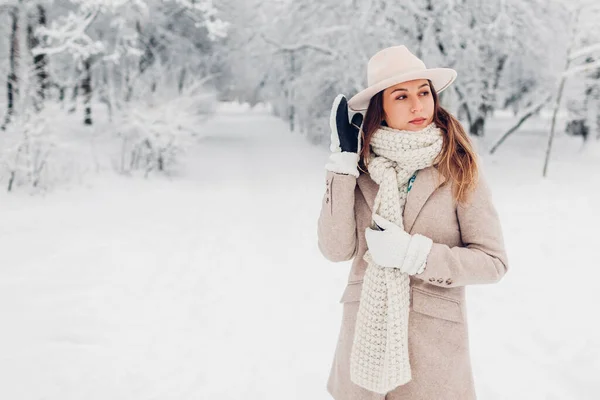 Zimowa Damska Moda Portret Stylowej Młodej Kobiety Zaśnieżonym Zimowym Parku — Zdjęcie stockowe