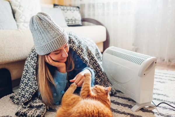 Usando Aquecedor Casa Inverno Frio Mulher Brincando Com Gato Por — Fotografia de Stock