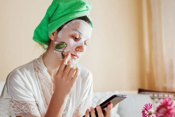 Zbliżenie Młodej Kobiety Maską Twarzy Pomocą Jade Roller Beauty Narzędzie — Zdjęcie stockowe