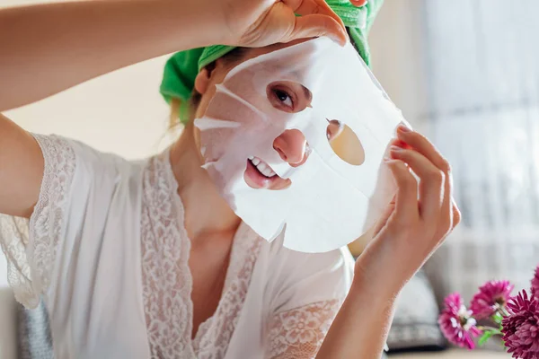 Kobieta Zdejmuje Maskę Kąpieli Zdrowa Pielęgnacja Skóry Kosmetyki Kosmetyki Samoopieka — Zdjęcie stockowe