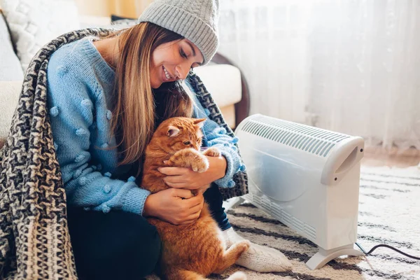 Thuis Verwarming Gebruiken Koude Winter Vrouw Spelen Met Kat Door — Stockfoto