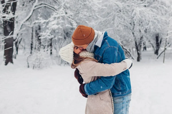 Mladý Stylový Milující Pár Líbání Zimním Parku Muž Žena Objímají — Stock fotografie