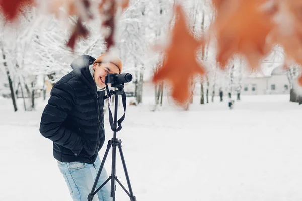 Фотограф Робить Фотографії Використовуючи Професійну Цифрову Камеру Тринозі Засніженому Зимовому — стокове фото