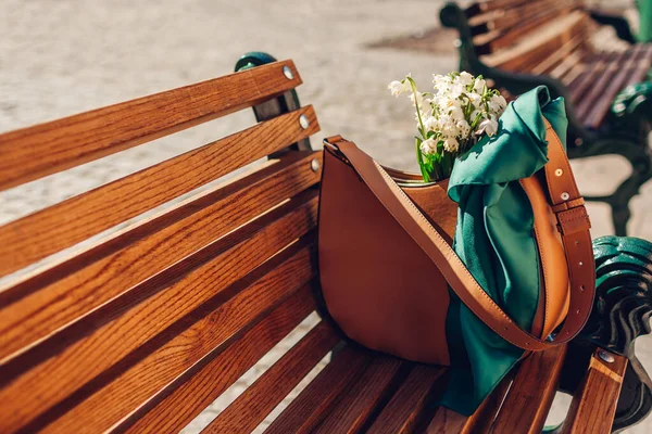 Närbild Kvinnliga Läder Handväska Med Bunden Grön Halsduk Bänken Brun — Stockfoto