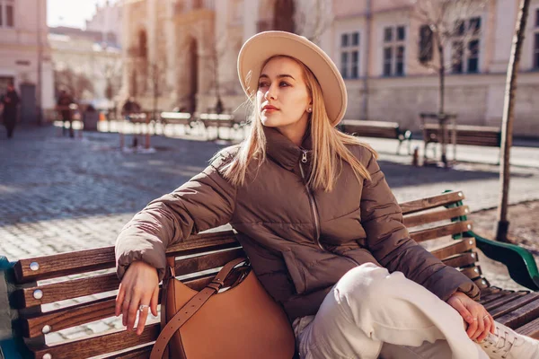 유행하는 여자가 모자를 핸드백을 도시의 거리에 벤치에 있습니다 액세서리를 — 스톡 사진