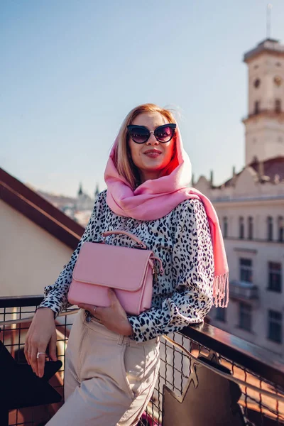 스카프를 지갑을 여성의 레이디는 전망에 감탄하고 유행하는 액세서리 — 스톡 사진