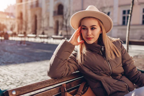 유행하는 여자가 모자를 핸드백을 도시의 거리에 벤치에 있습니다 액세서리를 — 스톡 사진