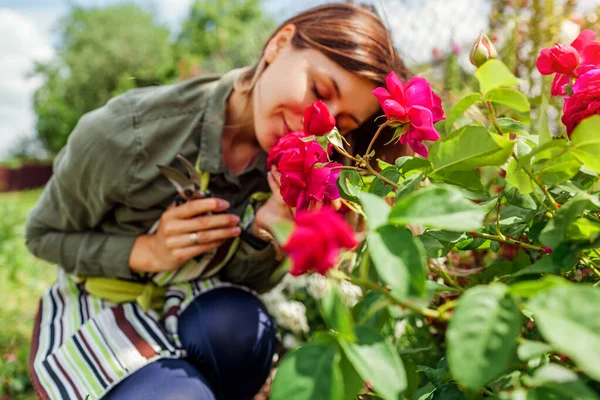 Mujer Joven Oliendo William Shakespeare Rosa Flores Jardín Verano Feliz — Foto de Stock
