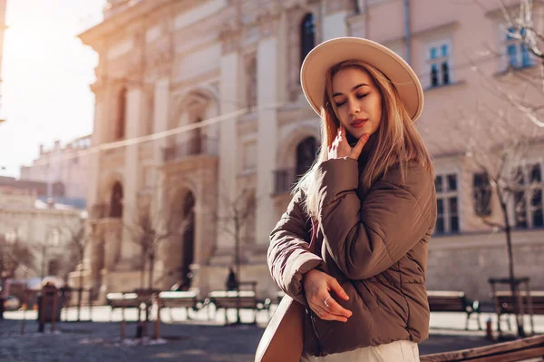 Модная Молодая Женщина Идущая Улице Европейского Города Стильной Шляпе Куртке — стоковое фото