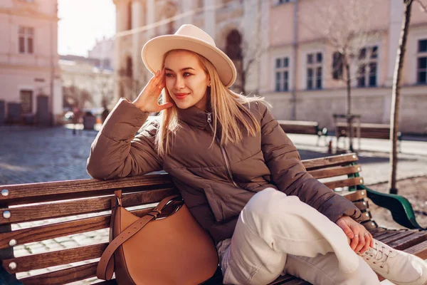 Модная Молодая Женщина Сидит Скамейке Улице Европейского Города Стильной Шляпе — стоковое фото