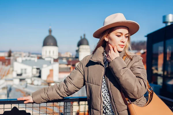 날씨와 도시의 지붕을 즐기는 여성의 야외의 소녀는 베이지 모자를 핸드백을 — 스톡 사진
