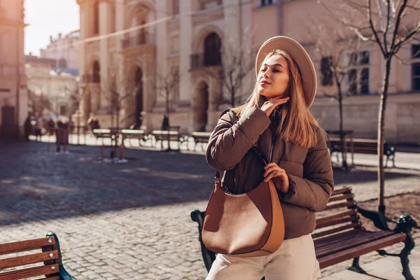 Модная Молодая Женщина Позирует Улице Европейского Города Стильной Шляпе Пиджаке — стоковое фото