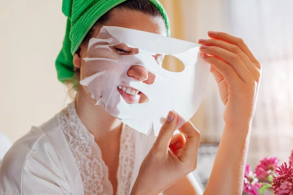 Femme Enlève Masque Feuille Faciale Maison Après Bain Routine Soins — Photo