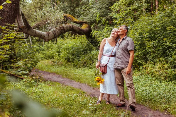 Κομψό Ζευγάρι Ηλικιωμένων Που Περπατούν Έξω Στο Καλοκαιρινό Δάσος Ηλικιωμένοι — Φωτογραφία Αρχείου