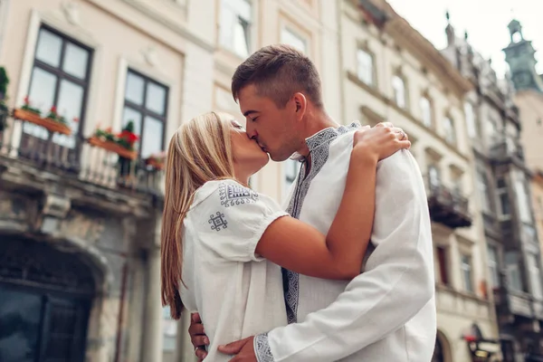 Casal Jovem Apaixonado Andando Cidade Velha Lviv Vestindo Camisas Ucranianas — Fotografia de Stock