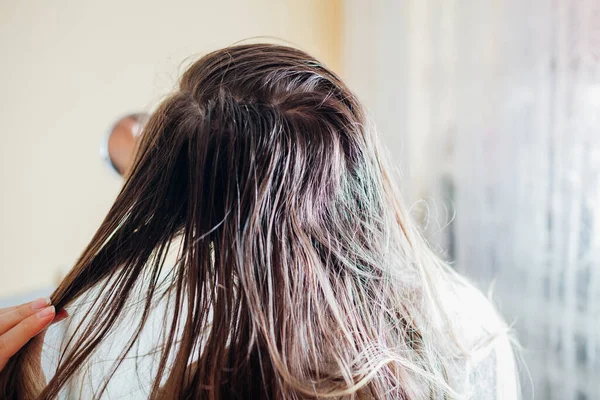 Женщина Проверяет Грязные Жирные Жирные Волосы Глядя Зеркало Дома Плохая — стоковое фото