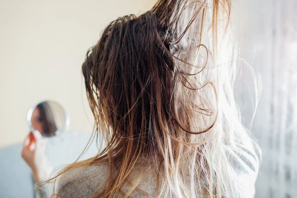 Blisko Kobiety Dotykającej Brudnych Tłustych Włosów Patrzących Lustro Domu Czas — Zdjęcie stockowe