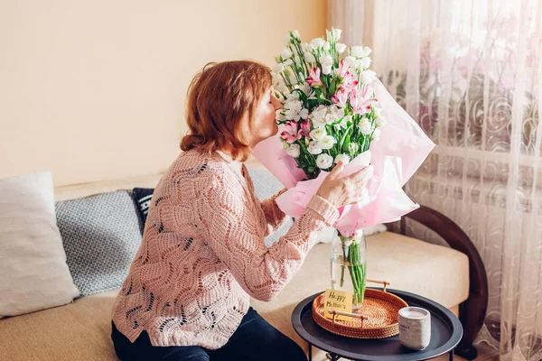 Днем Матери Старшая Женщина Обнимает Нюхает Букет Цветов Поздравительной Открыткой — стоковое фото