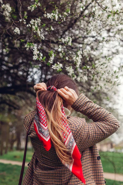 Visão Traseira Jovem Mulher Elegante Vestindo Lenço Cabelo Vermelho Parque — Fotografia de Stock