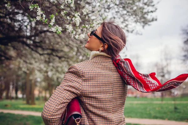 Widok Tyłu Stylowej Kobiety Noszącej Czerwony Szalik Parku Wiosennym Retro — Zdjęcie stockowe