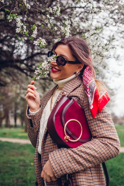 Elegante Mujer Feliz Lleva Una Bufanda Pelo Rojo Con Monedero — Foto de Stock