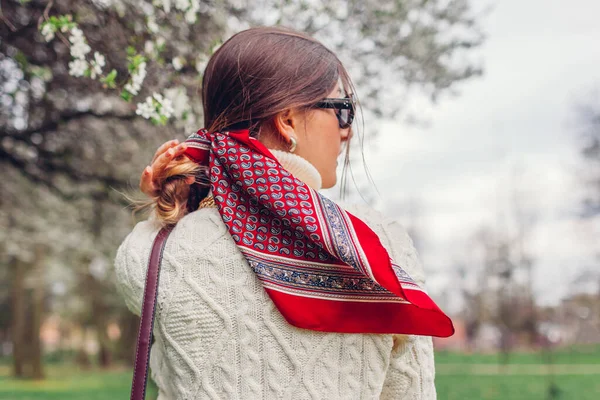 Widok Tyłu Stylowej Kobiety Chodzącej Czerwonych Szalikach Okularach Przeciwsłonecznych Parku — Zdjęcie stockowe