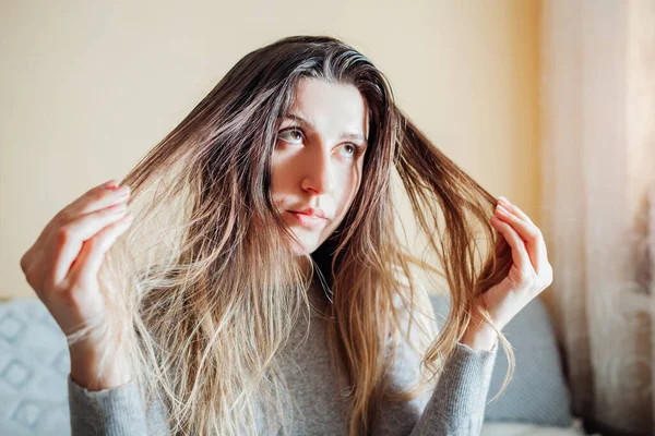 Mladá Otrávená Žena Naštvaná Doma Dotýkají Špinavé Mastné Mastné Vlasy Stock Snímky