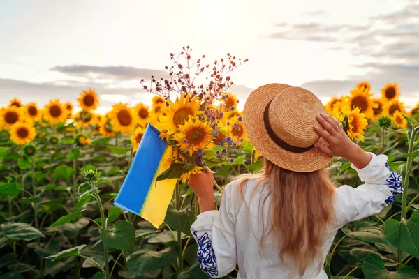 Вид Жінки Тримає Українські Прапори Букет Соняшників Полі Під Час — стокове фото