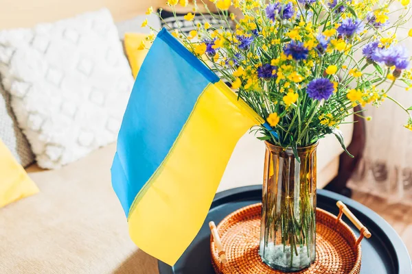 Украинский Флаг Поставили Вазу Букетом Синих Желтых Цветов Дома Символ — стоковое фото
