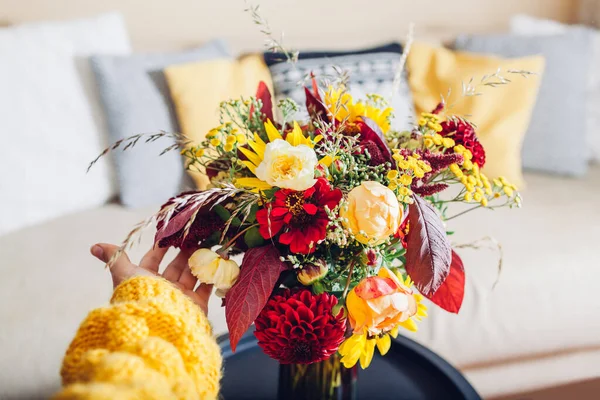 Zamknij Ułożenie Kwiatów Kobieta Robi Jesienny Bukiet Słoneczników Dahlias Róż — Zdjęcie stockowe
