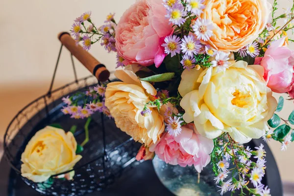Vue Dessus Bouquet Frais Fleurs Roses Mis Vase Sur Table — Photo