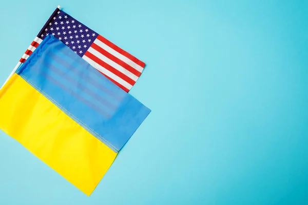 Украинские Американские Флаги Синем Фоне Символ Свободы Демократии Поддержать Украину — стоковое фото