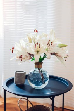 Yaz çiçekleri buketini kapat ve şeffaf vazoyu pencere kenarına koy. Evdeki rahat iç mekan ve dekorasyon. Boşluk