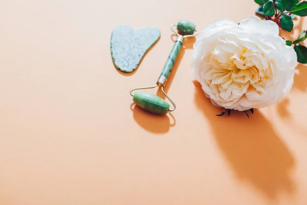Нефритний Валик Камінь Масажу Обличчя Трояндовою Квіткою Домашня Краса Аксесуари — стокове фото