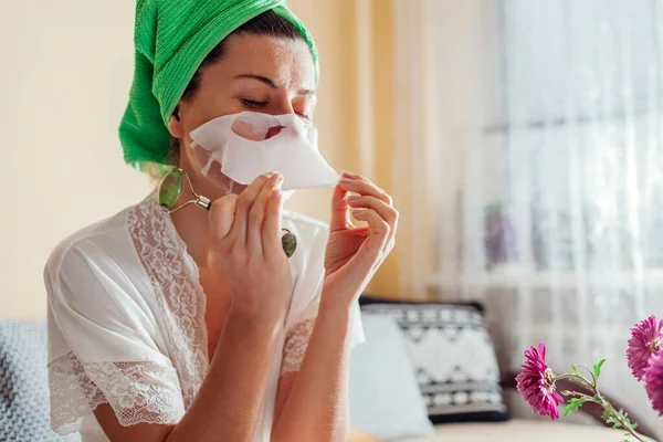 Vrouw Doet Gezichtsmasker Thuis Het Bad Gezonde Huidverzorging Schoonheidsproducten Cosmetica — Stockfoto