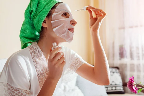 Femme Appliquant Sérum Acide Hyaluronique Facial Portant Masque Feuille Une — Photo