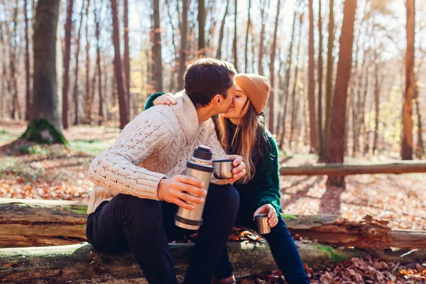 Счастливая Любящая Пара Целующая Чай Термоса Отдыхающая Осеннем Лесу Мужчина — стоковое фото