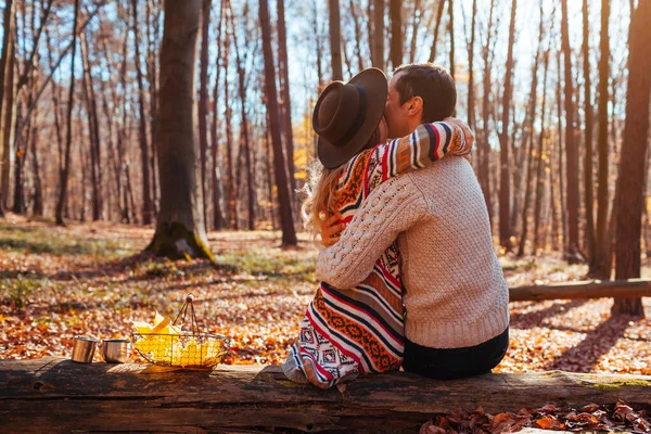 Rückansicht Eines Paares Das Sich Herbstwald Umarmt Mann Und Frau — Stockfoto
